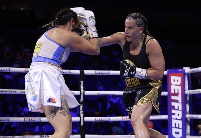 Chantelle Cameron (right) put in solid work against former champion Victoria Bustos. Photo: Mark Robinson, Matchroom Boxing Buatsi bangs