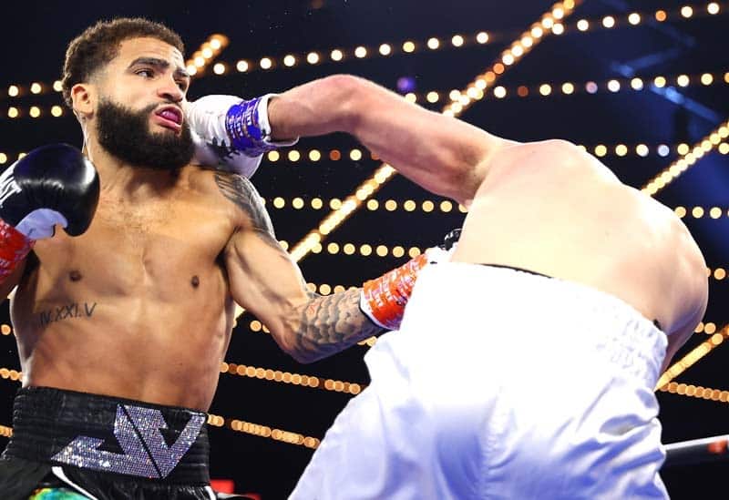 Dakota Linger (R) blew out Josue Vargas in a junior welterweight upset. Photo: Mikey Williams/Top Rank Inc via Getty Images