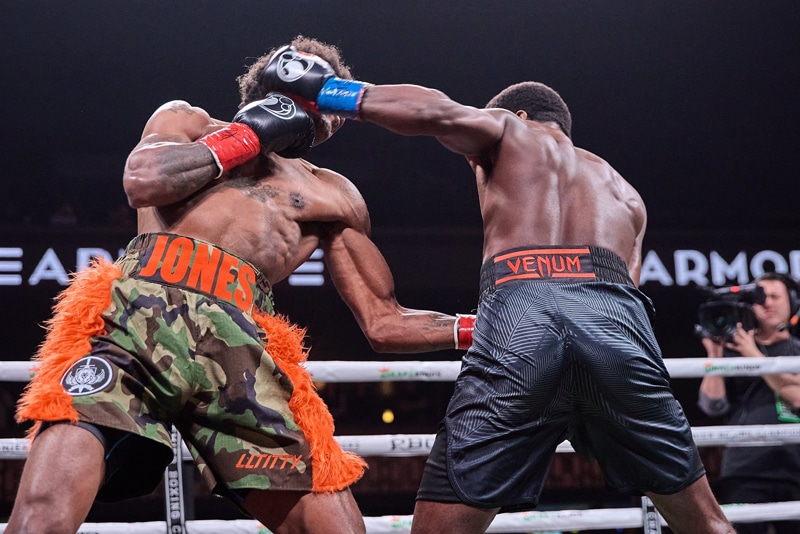 Willie Jones delivered a perfect shot to the temple, taking down Derrick Jackson in round one. Photo: Esther Lin, Showtime Boxing Matias vs Ponce