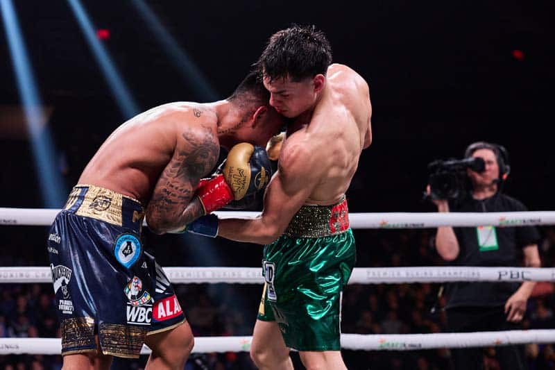 Brandon Figueroa (R) did some of his best work inside on Mark Magsayo. Photo: Esther Lin, Showtime Boxing Figueroa vs Magsayo fight