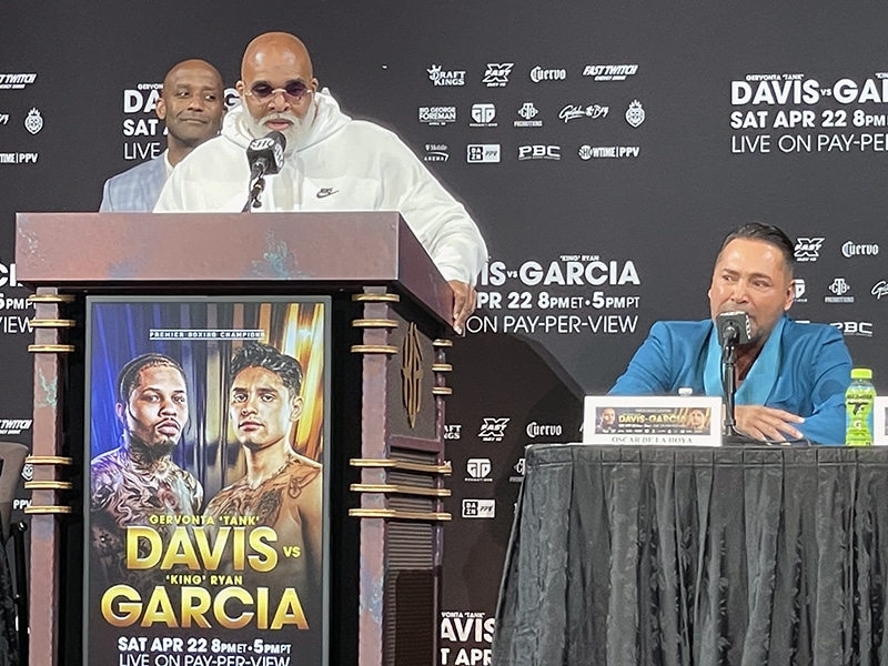 Leonard Ellerbe and Oscar De La Hoya trade (verbal) blows at Thursday's presser. Photo: Gayle Falkenthal, NYFights