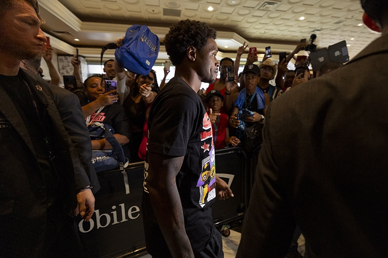 Errol Spence Jr. is greeted by fans as he arrives at the MGM Grand Hotel lobby Tuesday in Las Vegas. Photo: Esther Lin, Showtime Boxing