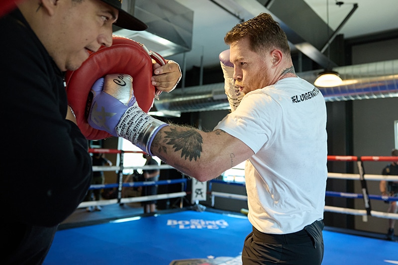 Canelo Alvarez hits the round pad with trainer Eddy Reynoso. Photo: Esther Lin, Showtime Boxing Canelo vs. Charlo