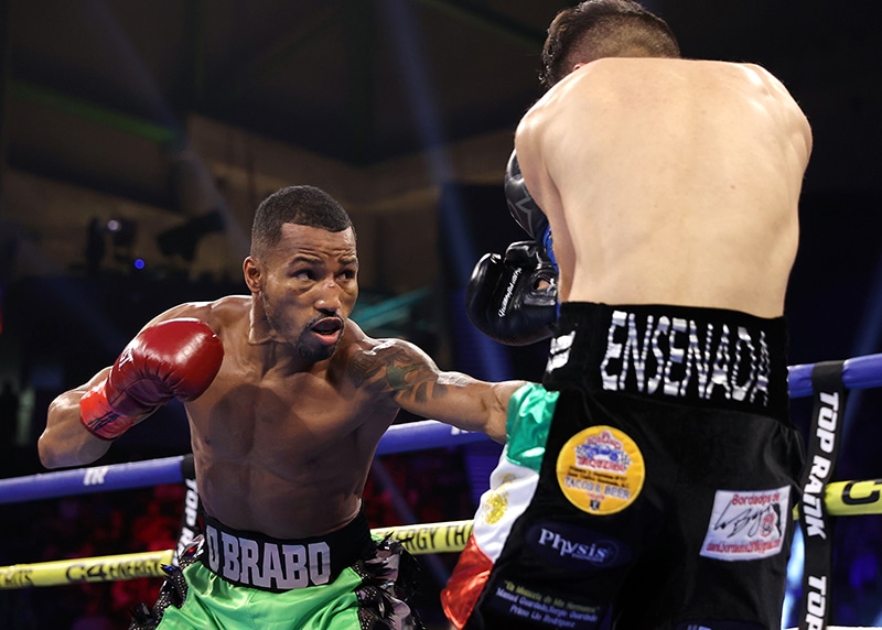 Robson Conceição had little trouble with Jose Guardado, stopping him in seven rounds. Photo: MIkey Williams, Top Rank Boxing
