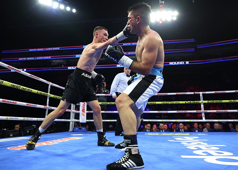 Dzmitry Asanau looks to continue his rise in the lightweight division, shown here in August against Alexis Camejo. Photo: Vincent Eithier, Eye of the Tiger Management Osleys Iglesias