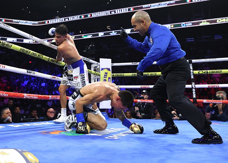 Oscar Valdez reacts to a vicious body shot from Emanuel Navarrete. Photo: Mikey Williams, Top Rank