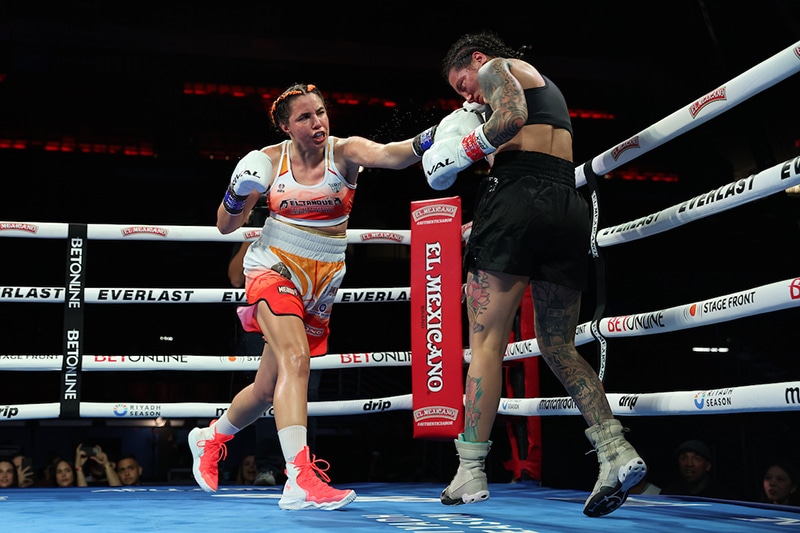 Stephanie Pineiro delivered a win for her Puerto Rican fans over late replacement Kalindra Faria, including a first round knockdown. Photo: Melina Pizano, Matchroom Paro Hitchins