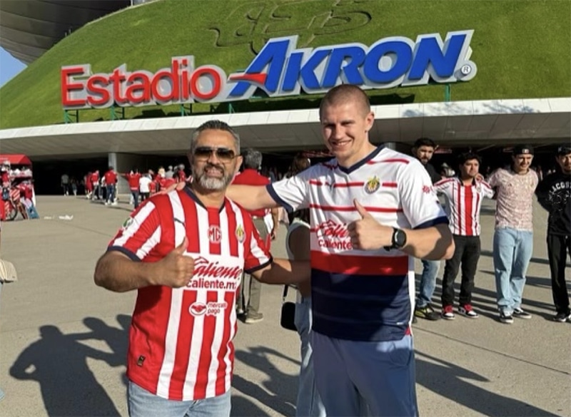 Trainer Manny Robles and Serhii Bohachuk took a break to watch La Liga soccer in Guadalajara. Photo: Serhii Bohachuk/Instagram