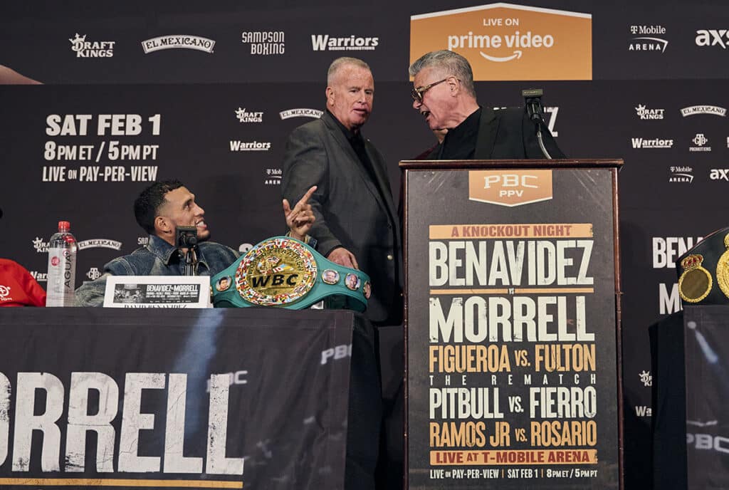 David Morrell's manager Luis DeCubas Sr. and David Benavidez decided to go at it. Photo: Esther Lin, Premier Boxing Champions