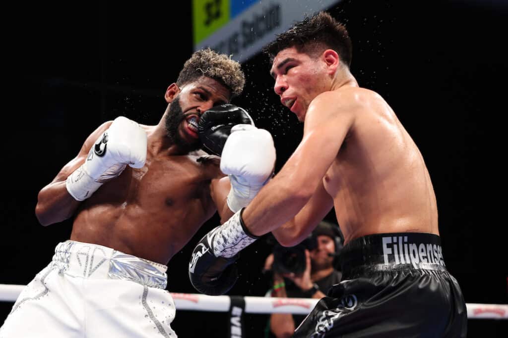 Andy Cruz took control and neutralized Omar Salcido's offense to win by decision. Photo: Melina Pizano/Matchroom