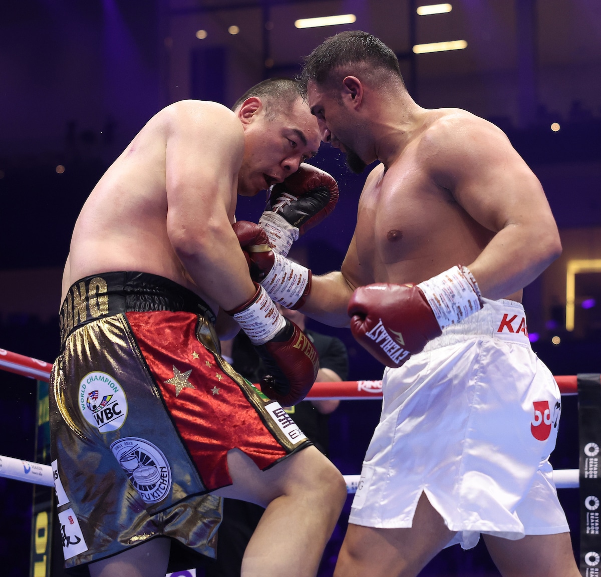 Agit Kabayel is a vicious body puncher, shown here against Zhilei Zhang. Photo: Mark Robinson, Matchroom Boxing