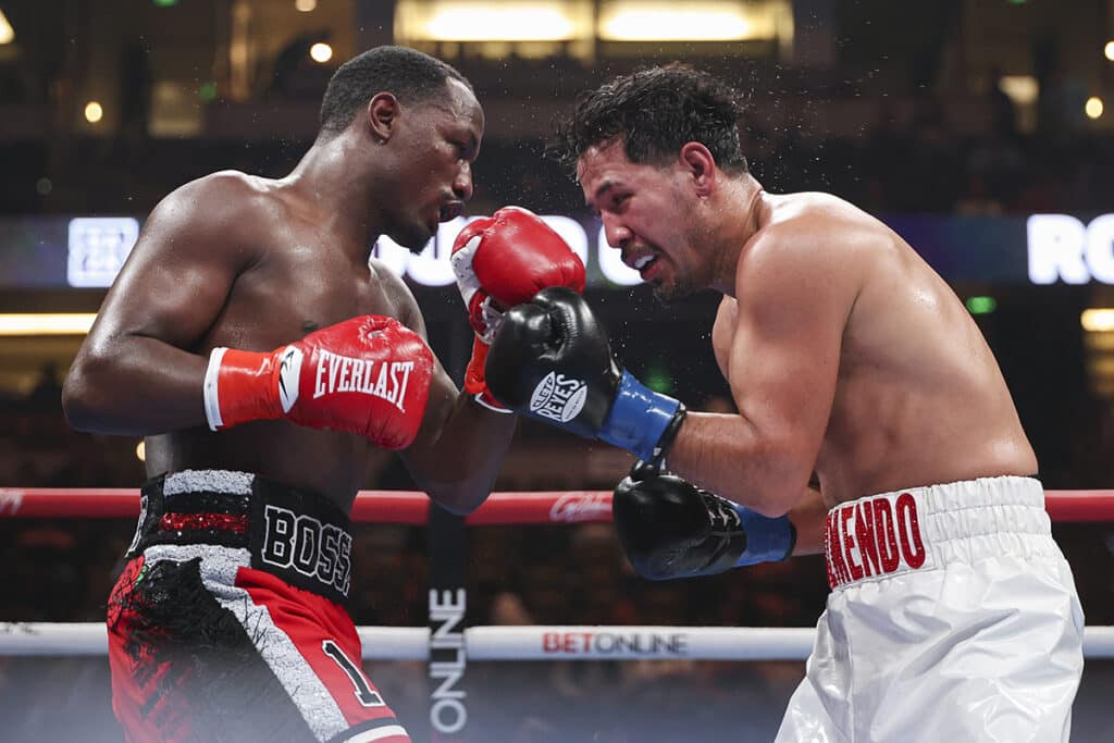 Kenneth Sims Jr. and Kendo Castañeda mixed it up for ten records, and the Anaheim fans enjoyed it. Photo: Cris Esqueda, Golden Boy Boxing Duarte Madueno