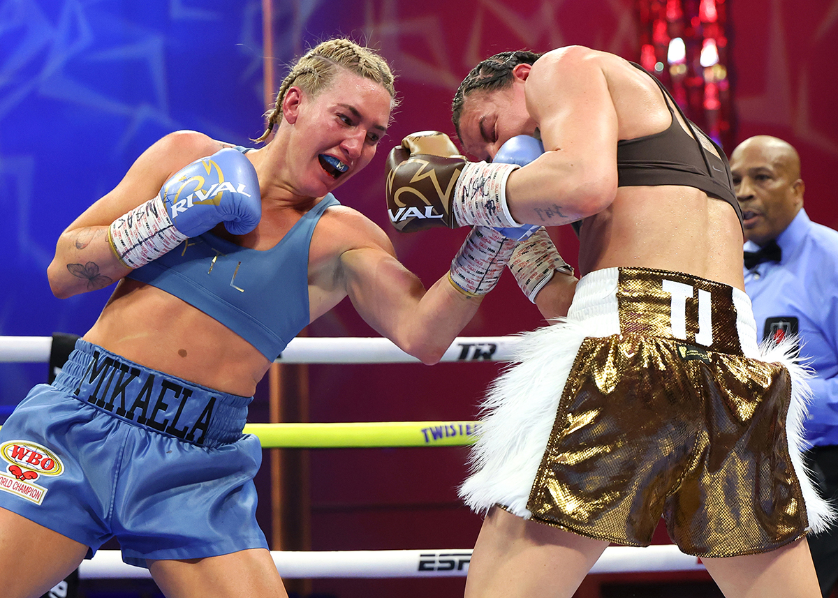 Mikaela Mayer's elevated offense was the different in the rematch against Sandy Ryan. Photo: Mikey Williams, Top Rank Boxing