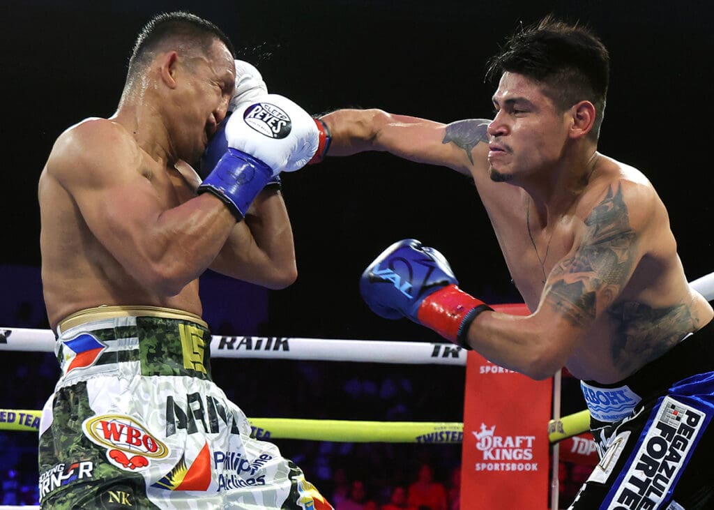 Emanuel Navarrete was landing the harder punches, buzzing Charly Suarez several times. Photo: Mikey Williams, Top Rank Boxing