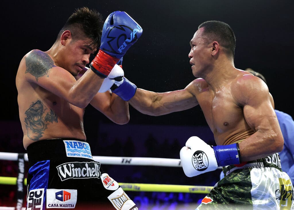 Despite a thin resume, Charly Suarez put on a tremendous effort, landing good right hooks on Emanuel Navarrete. Photo: Mikey Williams, Top Rank Boxing