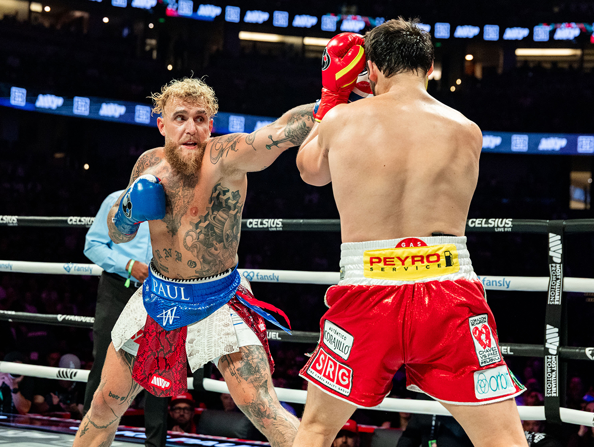 Jake Paul worked well behind his jab in the first half of the fight, neutralizing Julio Cesar Chavez Jr. Photo: Esther Lin, Most Valuable Promotions