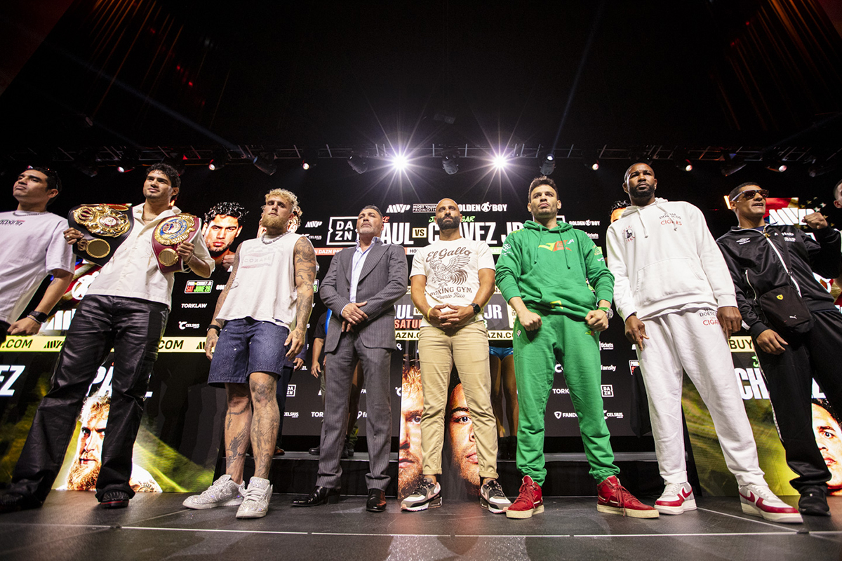 Jake Paul has a serious believer: Hall of Famer and his co-promoter Oscar De La Hoya. Photo: Esther Lin, Most Valuable Promotions