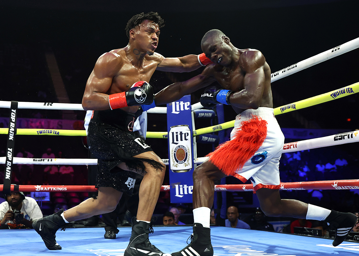 Middleweight Euri Cedeno dominated Abel Mina from start to finish. Photo: Mikey Williams, Top Rank Boxing Abdullah Mason