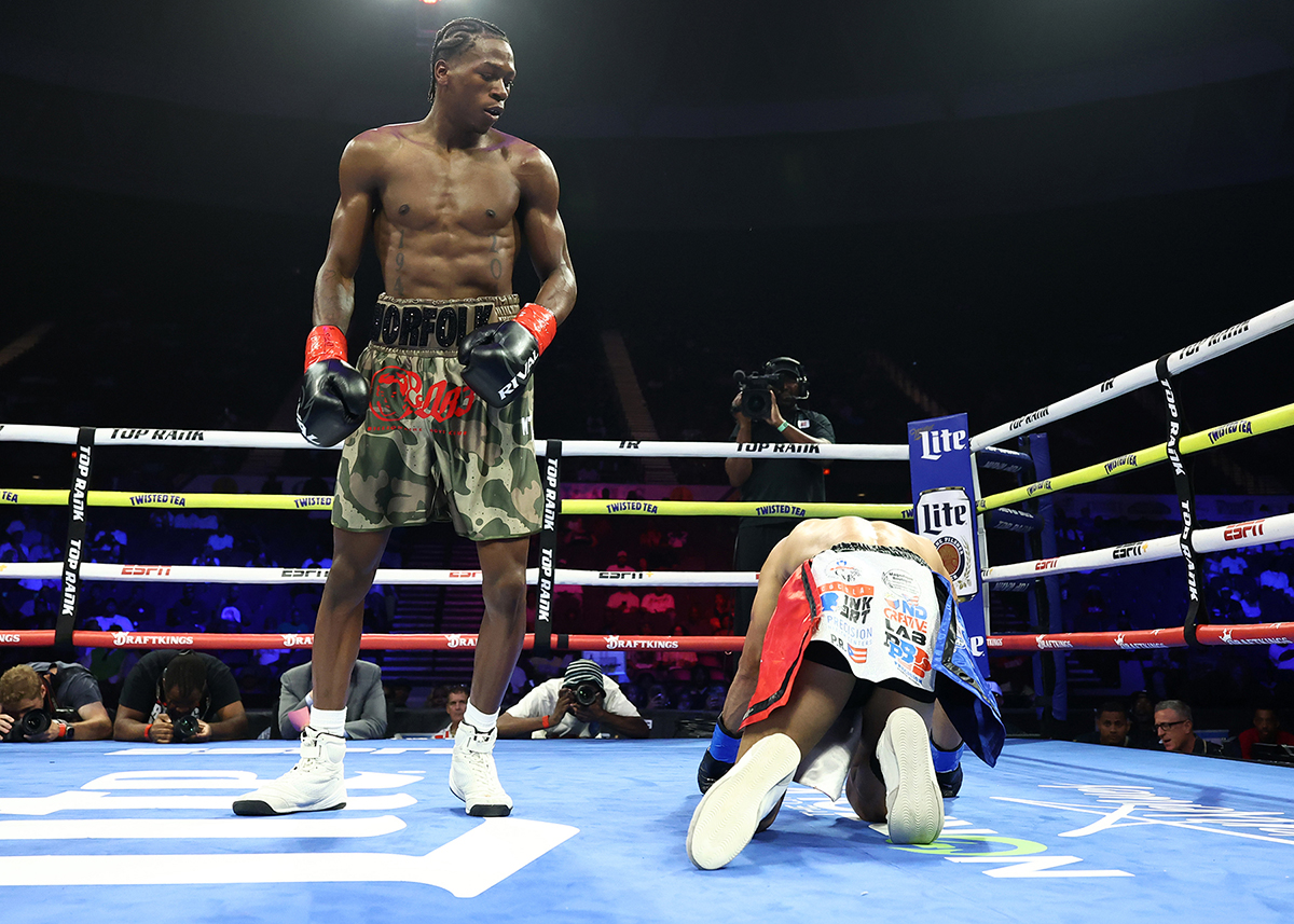 Keon Davis delivered a vicious body shot to Michael Velez Garcia, pleasing his hometown fans. Photo: Mikey Williams, Top Rank Boxing Abdullah Mason