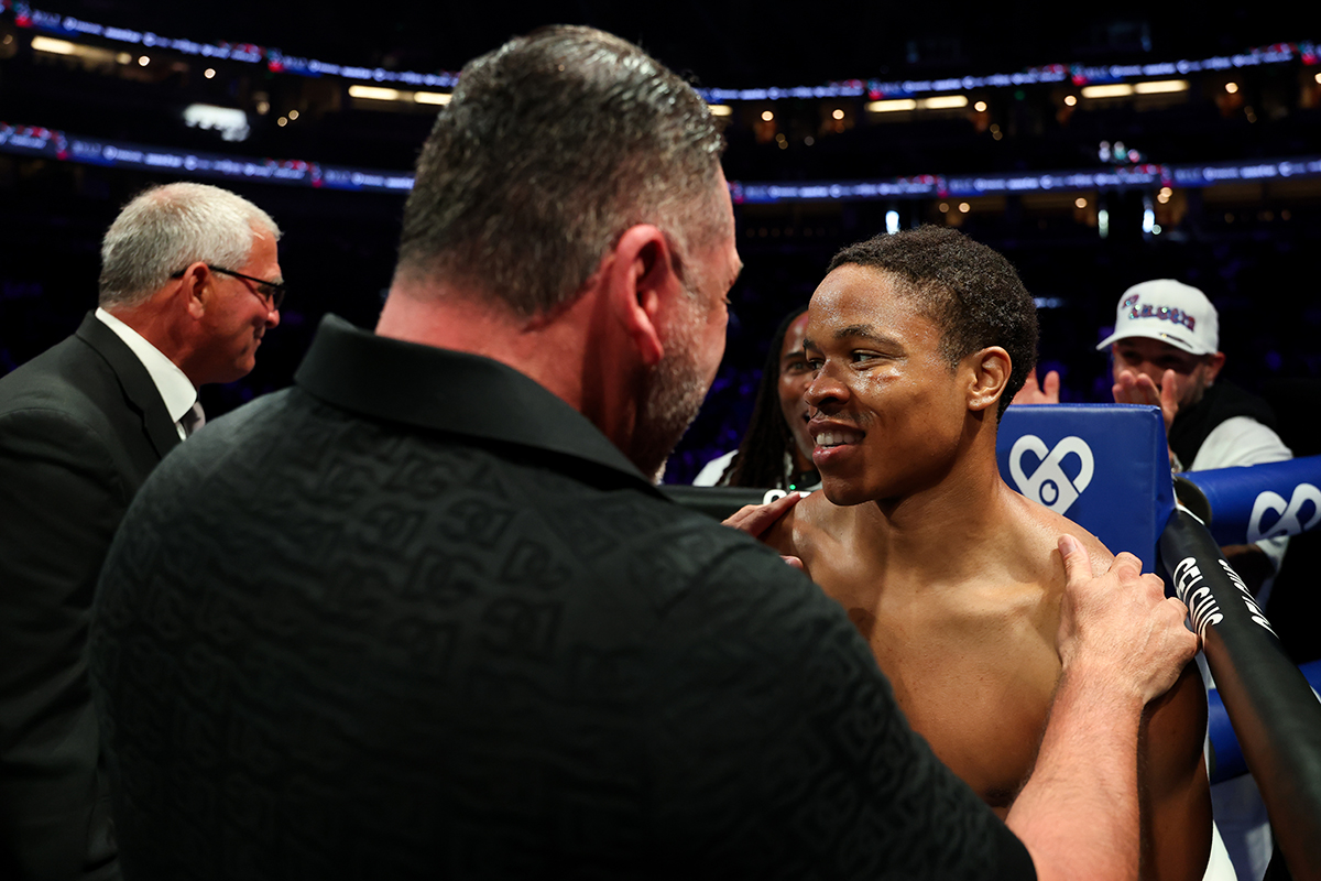 Golden Boy Boxing promoter Oscar De La Hoya congratulates Floyd Schofield on his victory. Photo: Esther Lin, Most Valuable Promotions