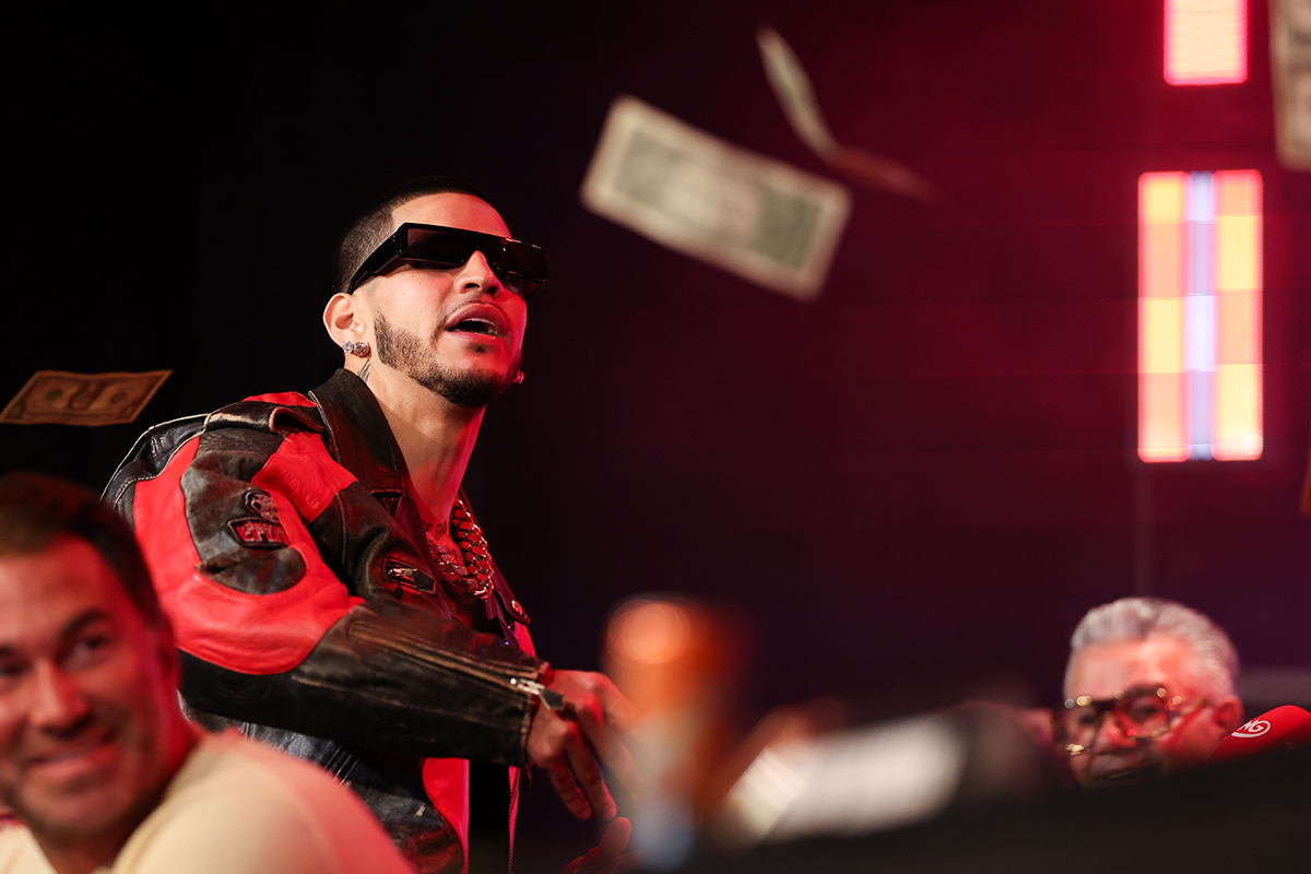 Edgar Berlanga tossed money at Oscar De La Hoya as part of an unhinged rant. Photo: Golden Boy Boxing