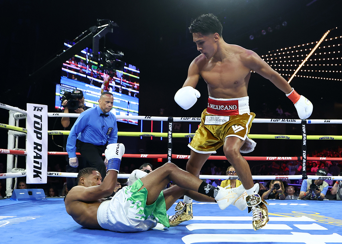 Emiliano Fernando Vargas ran over Alexander Espinoza like a freight train. Photo: Mikey Williams, Top Rank Boxing Xander Zayas