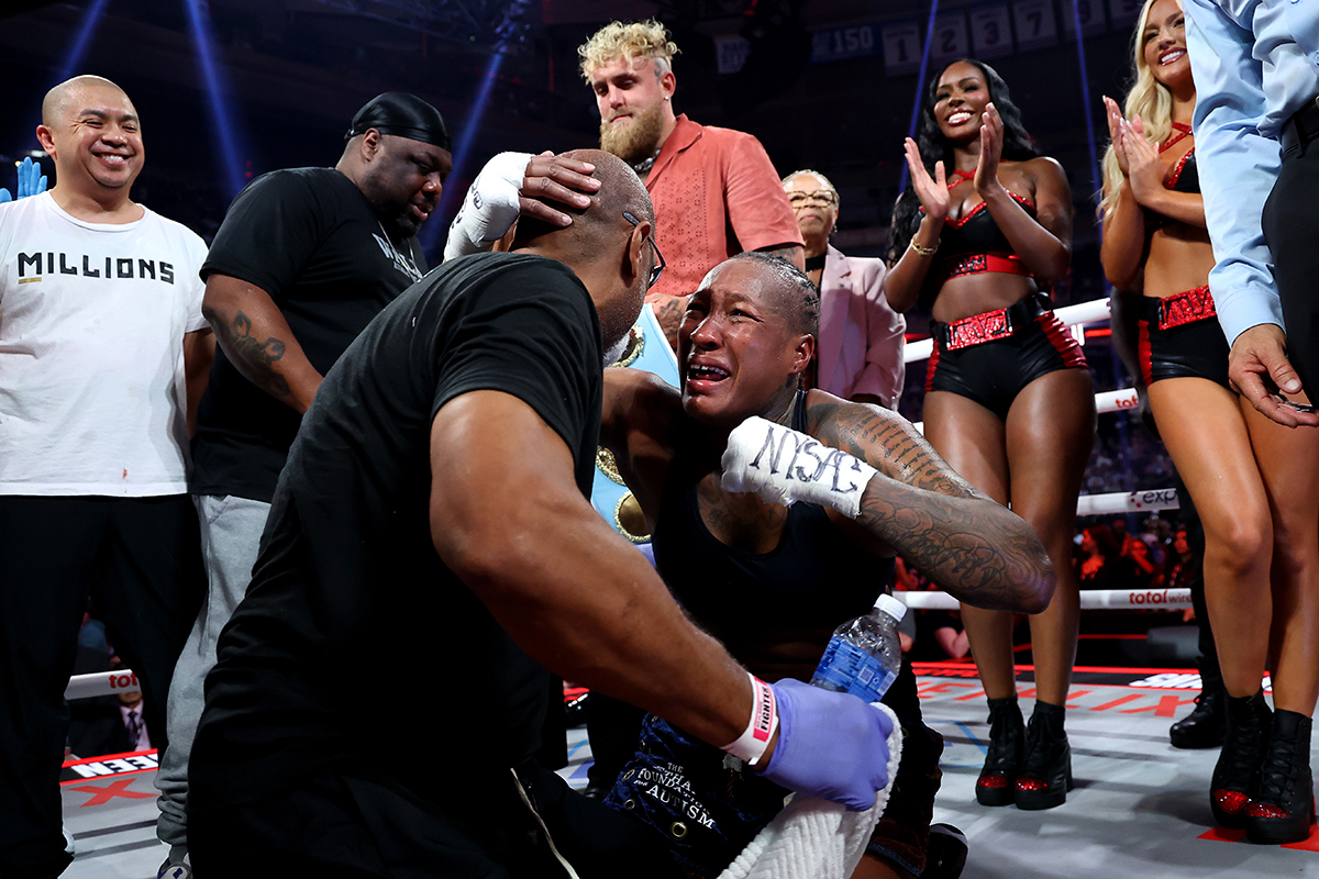 Shadasia Green and trainer Barry Porter celebrate after defeating Savannah Marshall. Photo: Sarah Stier/Getty Images for Netflix