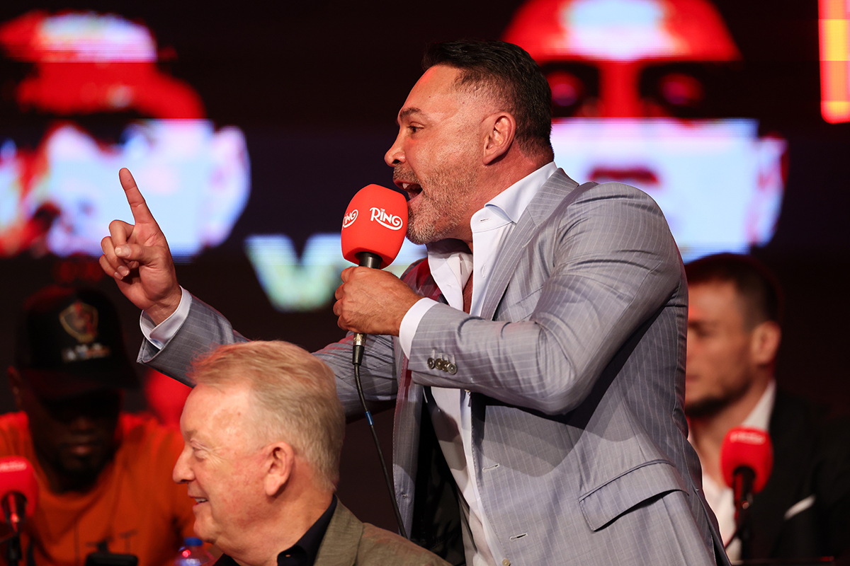 Oscar De La Hoya doesn't hesitate to clapback against Edgar Berlanga. Photo: Golden Boy Boxing