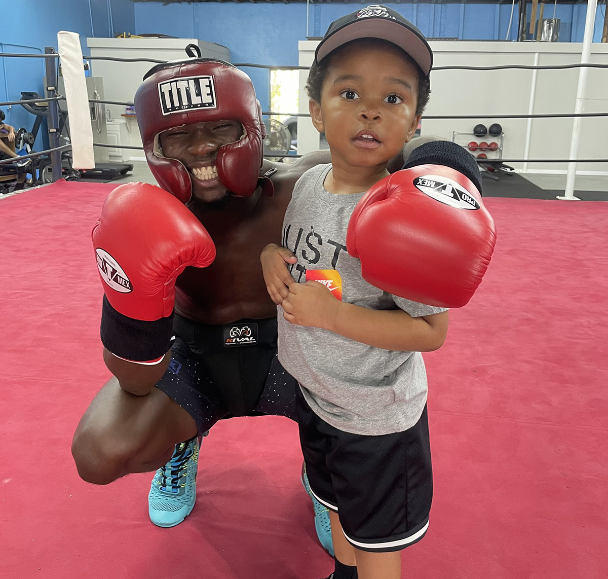 Breyon Gorham with his fan Nash while training for his upcoming fight on Saturday. Photo: https://x.com/BoxingBochinche