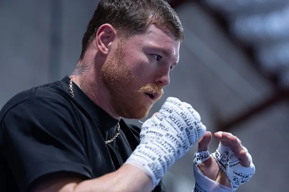 Canelo Álvarez fights with skill and discipline developed over a long and successful career. Photo: Zuffa Boxing