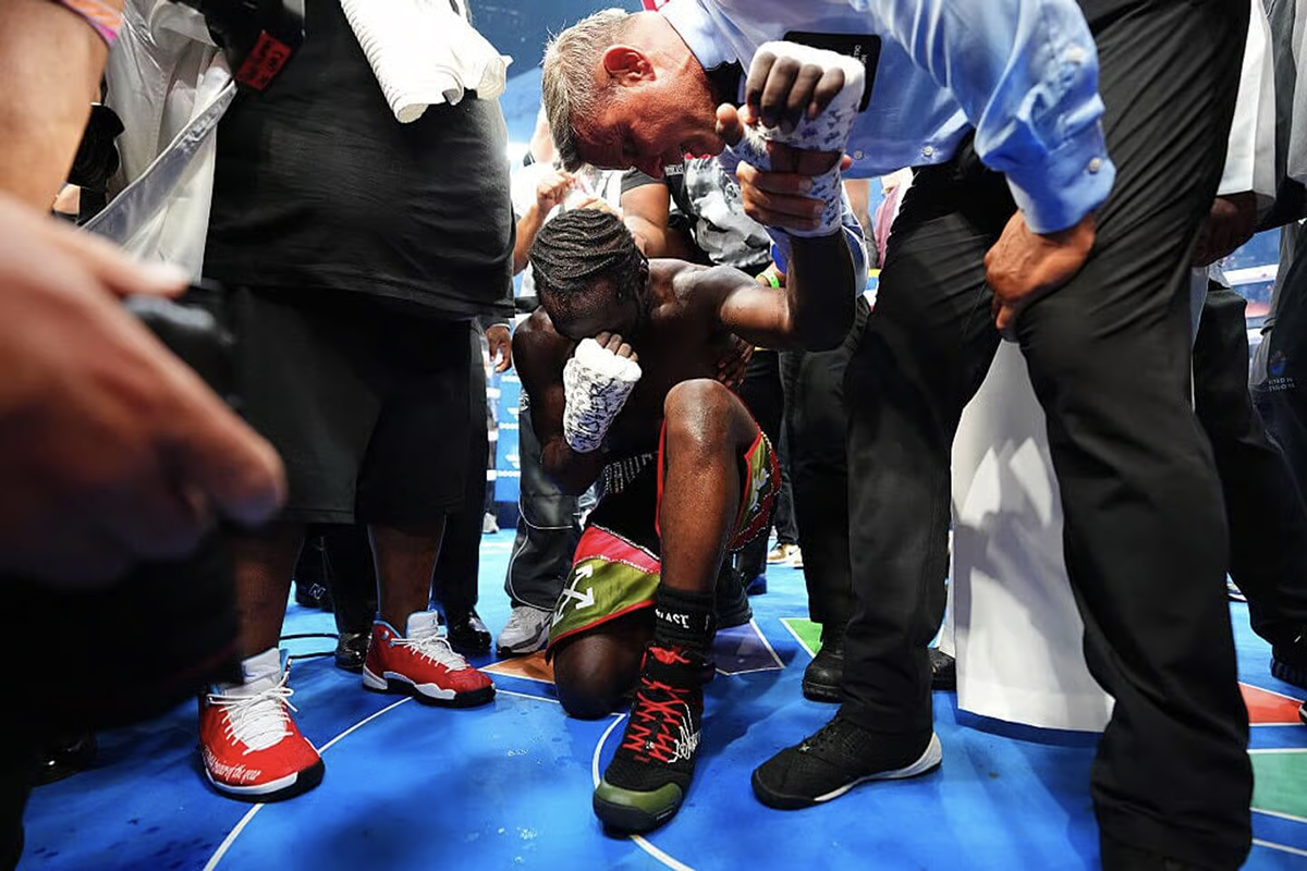 Terence Crawford fell to his knees hearing the winning scorecards. Photo: Zuffa Boxing