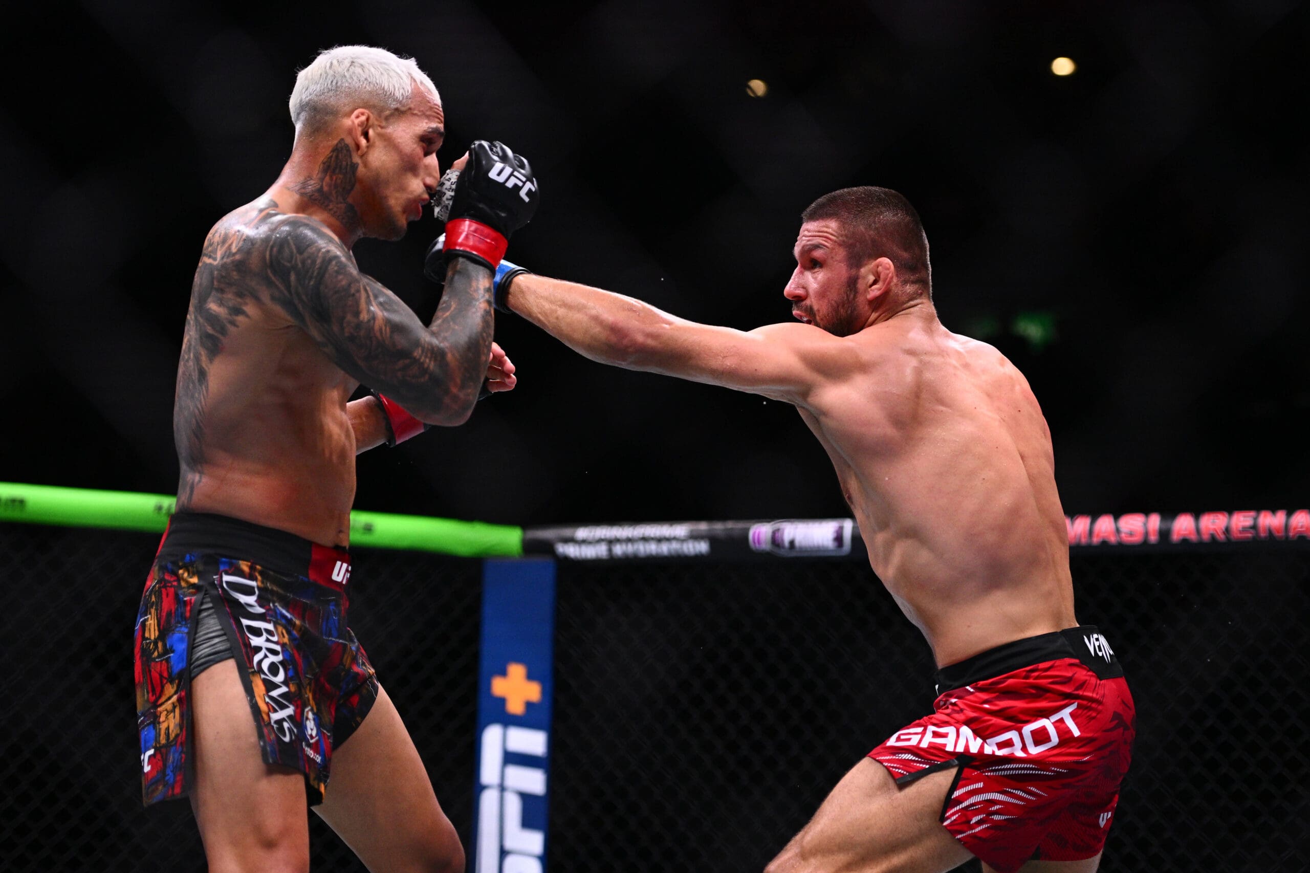 Combat Sports World Reacts to Charles Oliveira’s Dominant Homecoming Against Mateusz Gamrot at UFC Rio