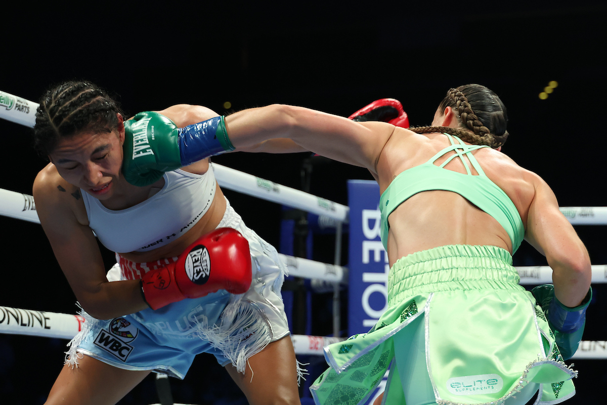 Skye Nicolson kept Yuliana Luna Vila moving back with a good offensive effort. Photo: Cris Esqueda, Matchroom Boxing Diego Pacheco