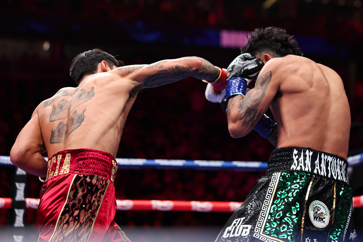 This looping right hook to the head scored the first and only knockdown of the fight. Photo: Cris Esqueda/Golden Boy/Getty Images
