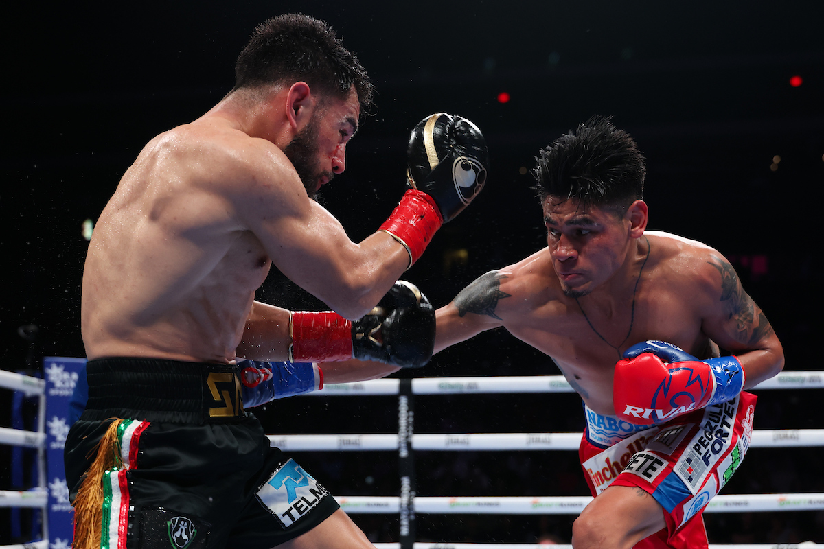 Emanuel Navarrete outlanded Sugar Núñez 182 total punches landed to 114 for Nunez. Photo: Cris Esqueda, Matchroom Boxing