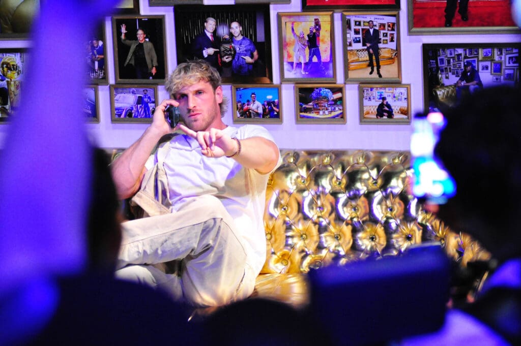 June 20, 2025, New York City, New York, USA: At Fanatics Fest 2025, boxer, wrestler and entrepreneur Logan Paul walked the 40/40 Club blue carpet. Fanatics Fest is an annual three day convention for sports fans and trading card collectors at New York City s Javits Center. New York City USA - ZUMAs325 20250620_zsp_s325_058 Copyright: xJessxStilesx