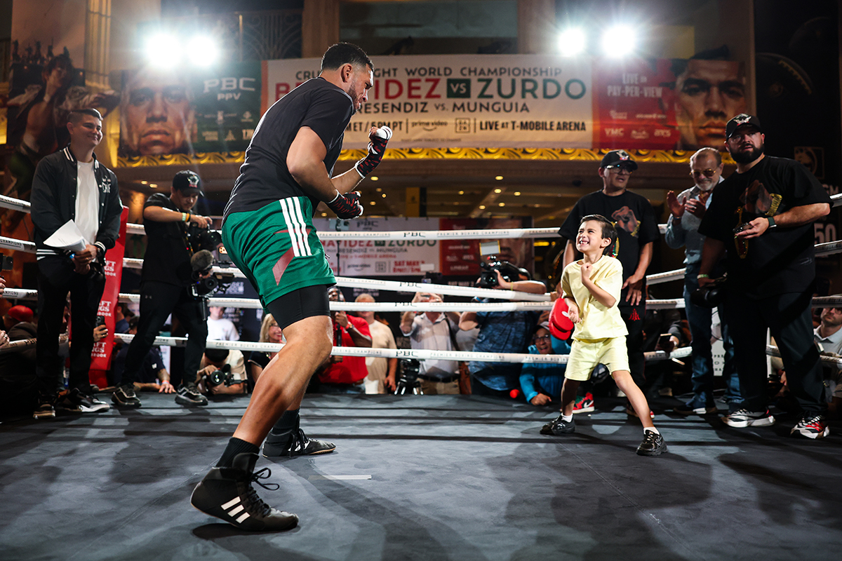 David Benavidez is joined by his five-year-old son Anthony during Wednesday's media workout. Photo: Cris Esqueda, Golden Boy Promotions