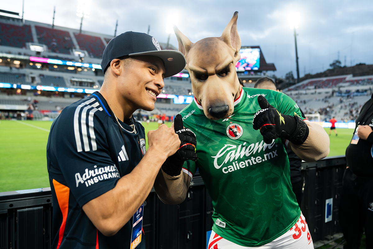 Pitbull Cruz and the Club Tijuana Xolos mascot had a faceoff at this week's friendly with San Diego FC at Snapdragon Stadium. Photo: Premier Boxing Champions