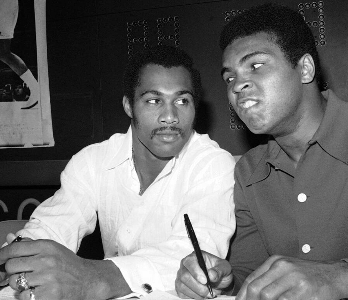 Muhammad Ali and Ken Norton sign the contract for their third fight in 1976. Photo: BoxRec Wiki