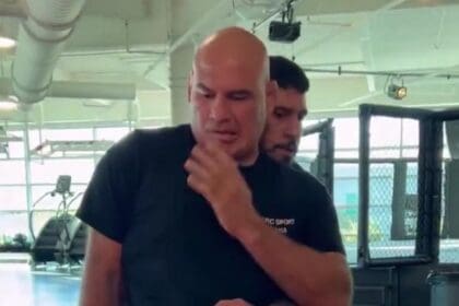 Cain Velasquez teaches Alex Pereira to deal with body locks at the UFC PI