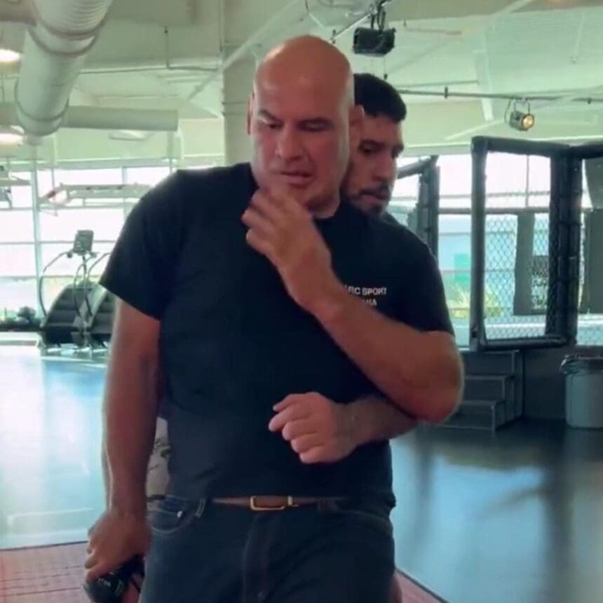 Cain Velasquez teaches Alex Pereira to deal with body locks at the UFC PI