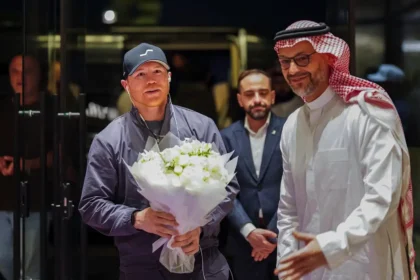 Canelo Álvarez receives a warm welcome upon his arrival in Riyadh over the weekend for the "Mexico vs the World" card on Oct. 31. Photo: DAZN Boxing