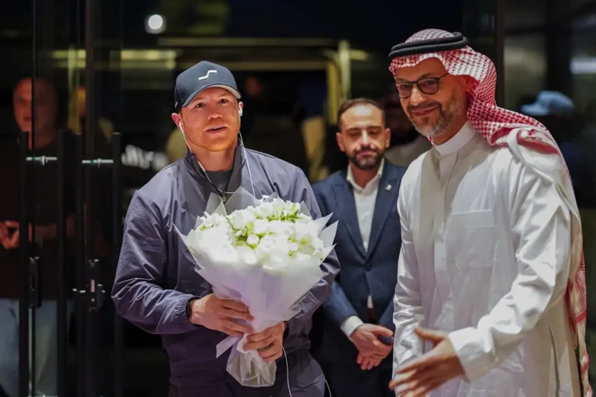Canelo Álvarez receives a warm welcome upon his arrival in Riyadh over the weekend for the "Mexico vs the World" card on Oct. 31. Photo: DAZN Boxing