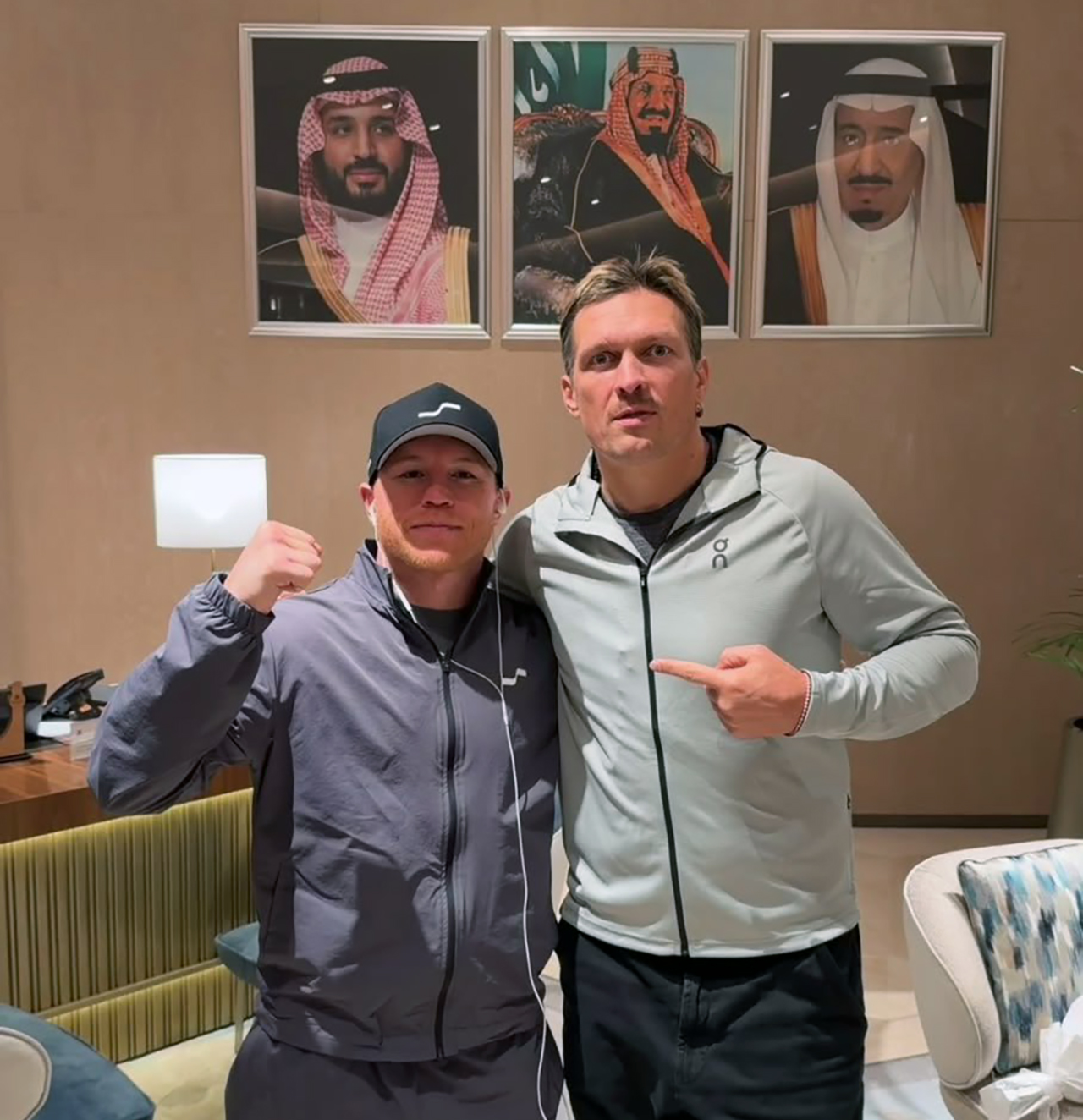Oleksandr Usyk has accompanied Canelo Álvarez to Saudi Arabia for the "Mexico vs the World" card on Oct. 31. Photo: DAZN Boxing