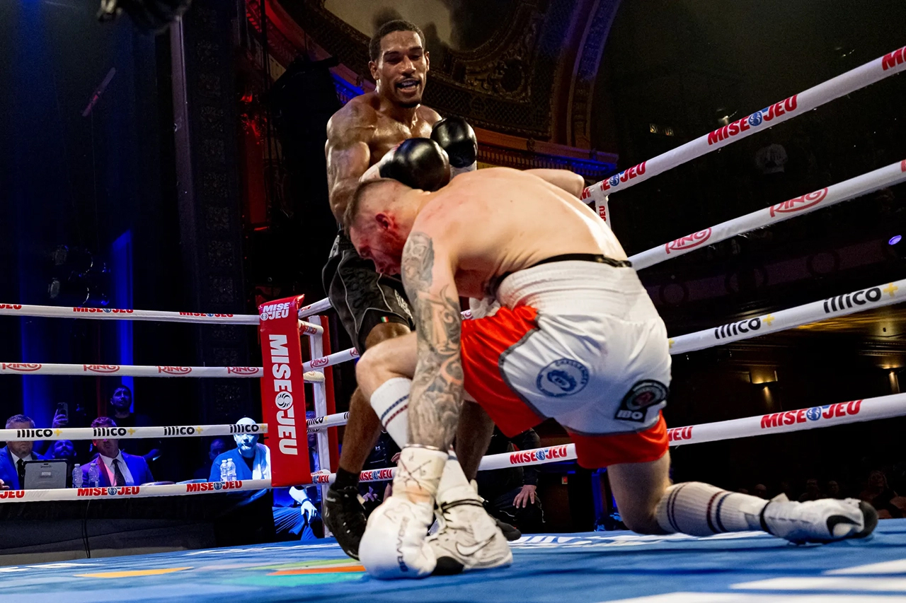 Oliver Zaren suffered two knockdowns in round six, and could not finish round seven before his trainer threw in the towel. Photo: Jeff Lockhart, Eye of the Tiger Osleys Iglesias