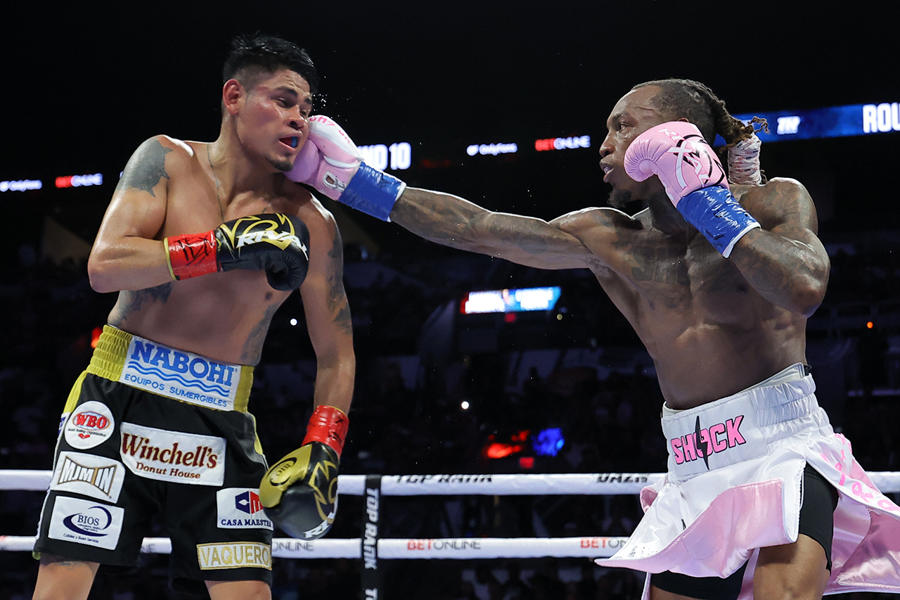 O'Shaquie Foster had more than enough firepower to keep Emanuel Navarrete at bay. Photo: Top Rank Boxing