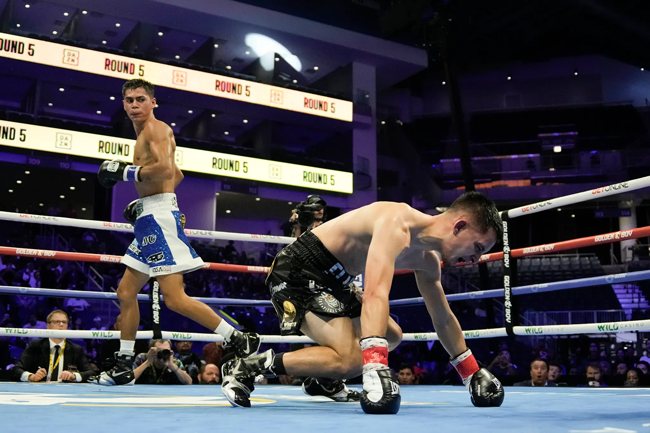 It was the dream of a lifetime for Sergio Mendoza, becoming the new unified flyweight champion in an upset victory over Ricardo Sandoval. Photo: Cris Esqueda, Golden Boy Boxing