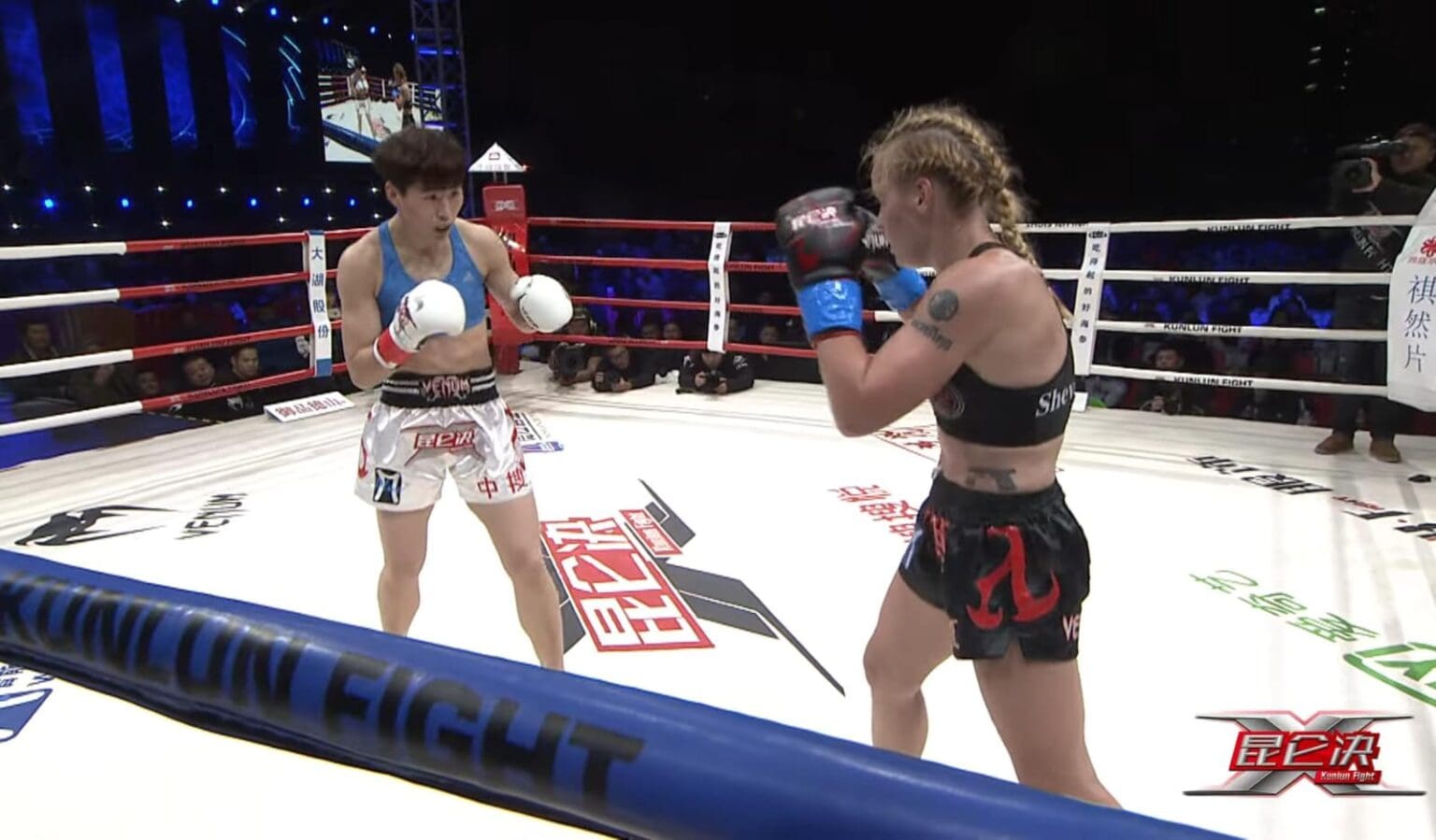 Valentina Shevchenko and Wang Cong at Kunlun Fight 33