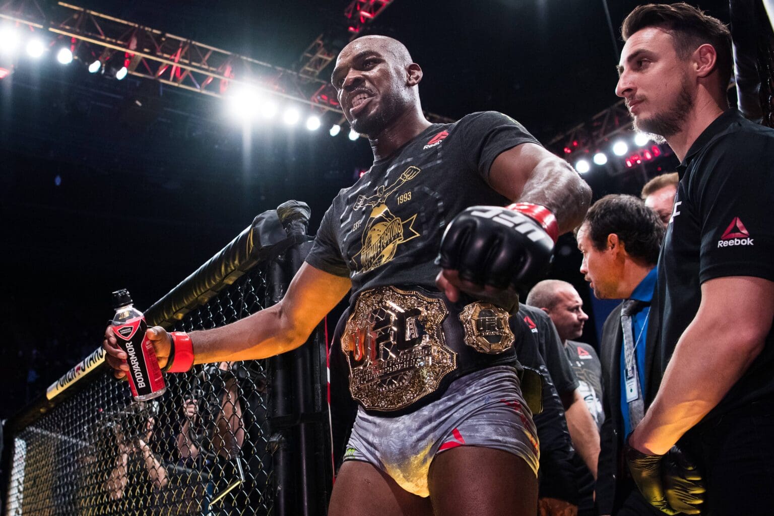 Sport Bilder des Tages 181229 Jon Jones celebrates the victory over Alexander Gustafsson in the fight for the light heavyweight title during UFC 232 on December 29, 2018 in Los Angeles. *** 181229 Jon Jones celebrates the victory over Alexander Gustafsson in the fight for the light heavyweight title during UFC 232 on December 29 2018 in Los Angeles, detectedSourceLanguage PUBLICATIONxNOTxINxDENxNORxSWExFINxAUT Copyright: SIMONxHASTEGüRD BB181229SH053
