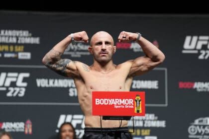 April 8, 2022, Jacksonville, Florida, JACKSONVILLE, FL, United States: JACKSONVILLE, FL - April 8: Alexander Volkanovski steps on the scale for the fans at Vystar Memorial Arena for UFC 273 - Volkanovski vs The Korean - Ceremonial Weigh-ins on April 8, 2022 in Jacksonville, Florida, United States. Jacksonville, Florida United States - ZUMAp175 20220408_zsa_p175_134 Copyright: xLouisxGrassex